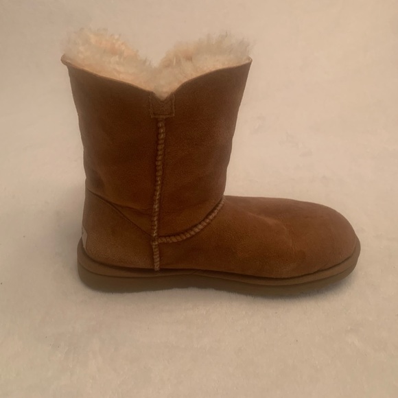 UGG Bailey Button II. Size: US 8. Color: Chestnut. - Picture 7 of 8